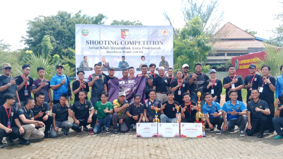 Para atlet dan pengurus Perbakin foto bersama usai gelaran Shooting Competition Antar Klub Menembak Kota Pontianak di Lapangan Tembak Perbakin Kalbar. (Dok. HO/Faktakalbar.id)