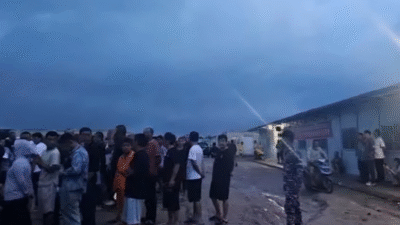 Suasana kerumunan ratusan Tenaga Kerja Asing (TKA) ilegal di Kawasan Industri Ketapang yang terjaring sidak Kementerian Ketenagakerjaan. (Dok. Ist)