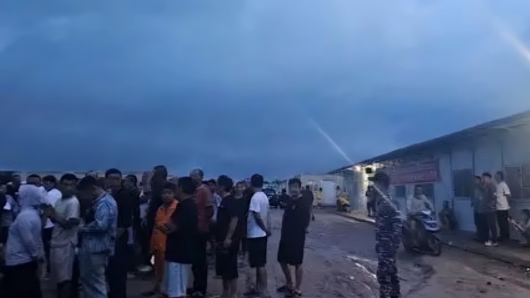 Suasana kerumunan ratusan Tenaga Kerja Asing (TKA) ilegal di Kawasan Industri Ketapang yang terjaring sidak Kementerian Ketenagakerjaan. (Dok. Ist)
