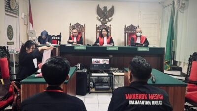 "Sidang perdana kasus penghinaan suku Dayak oleh Riezky Kabah digelar di PN Pontianak. Terdakwa mengakui perbuatannya, pelapor desak hukuman penjara dan sanksi adat."