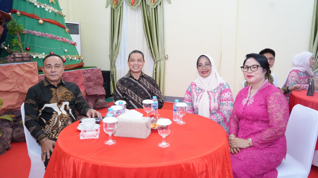 Suasana keakraban saat Gubernur Kalbar, Ria Norsan (kedua dari kiri), didampingi istri, Erlina (kanan), bersilaturahmi Natal ke kediaman dinas Wakil Gubernur Kalbar, Krisantus Kurniawan (kiri), Kamis (25/12/2025). (Dok. HO/Faktakalbar.id)
