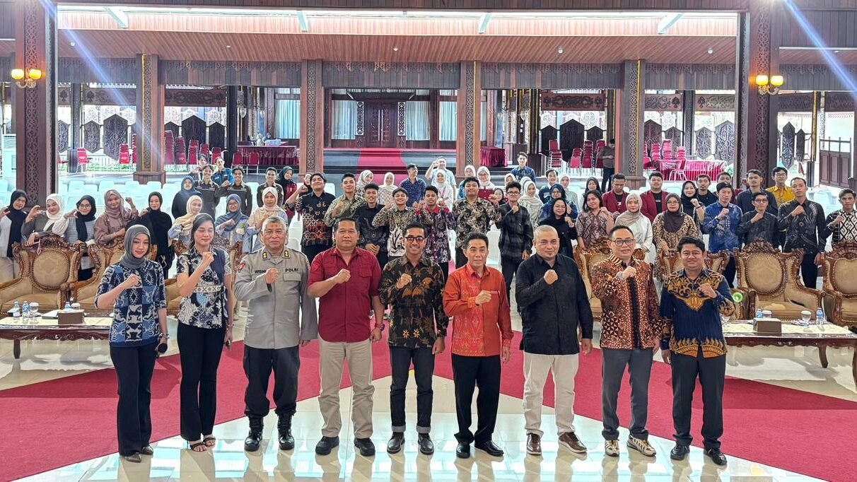 IKA FH UM Pontianak gelar Simposium Negarawan bahas implementasi KUHP Nasional. Sinergi pemerintah, aparat hukum, dan akademisi Kalbar diperkuat demi keadilan.