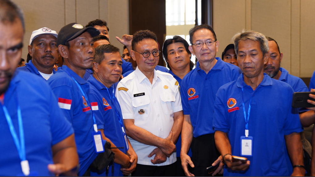 Relawan pemadam kebakaran swasta melakukan simulasi pemadaman api menggunakan teknik penyemprotan air dalam pelatihan BPBD Kota Pontianak. (Dok. HO/Faktakalbar.id)