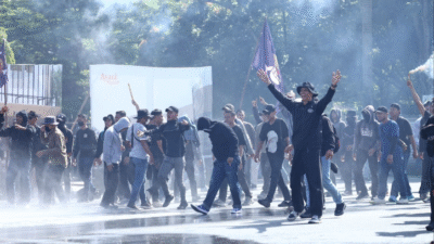 Massa aksi terlibat saling dorong di tengah kepulan asap saat simulasi pengamanan unjuk rasa oleh Polresta Pontianak. (Dok. HO/Faktakalbar.id)