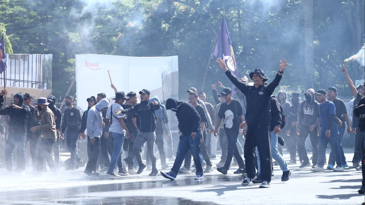 Massa aksi terlibat saling dorong di tengah kepulan asap saat simulasi pengamanan unjuk rasa oleh Polresta Pontianak. (Dok. HO/Faktakalbar.id)
