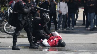 Personel kepolisian saat memperagakan teknik penanganan massa yang terukur dan humanis dalam kegiatan Simulasi Sispamkota Polresta Pontianak di Alun-Alun Kapuas, Jumat (12/12/2025).
