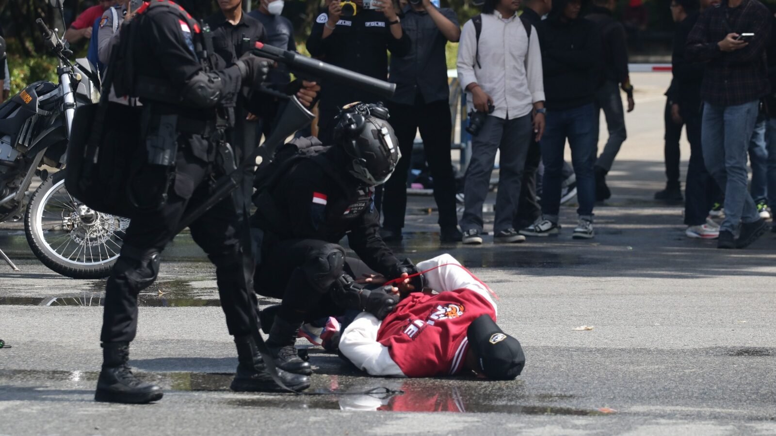 Personel kepolisian saat memperagakan teknik penanganan massa yang terukur dan humanis dalam kegiatan Simulasi Sispamkota Polresta Pontianak di Alun-Alun Kapuas, Jumat (12/12/2025).