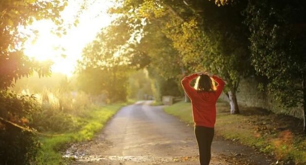 Menikmati hangatnya sinar matahari pagi untuk asupan Vitamin D alami. (Dok. Ist)