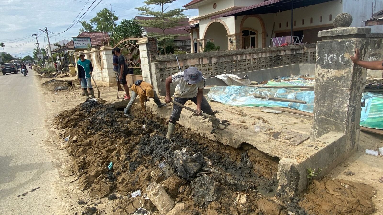 Petugas Dinas Pekerjaan Umum Pemerintah Kota Langsa membersihkan Jl. Panglima Polim di Kota Langsa, Provinsi Aceh (25/12)