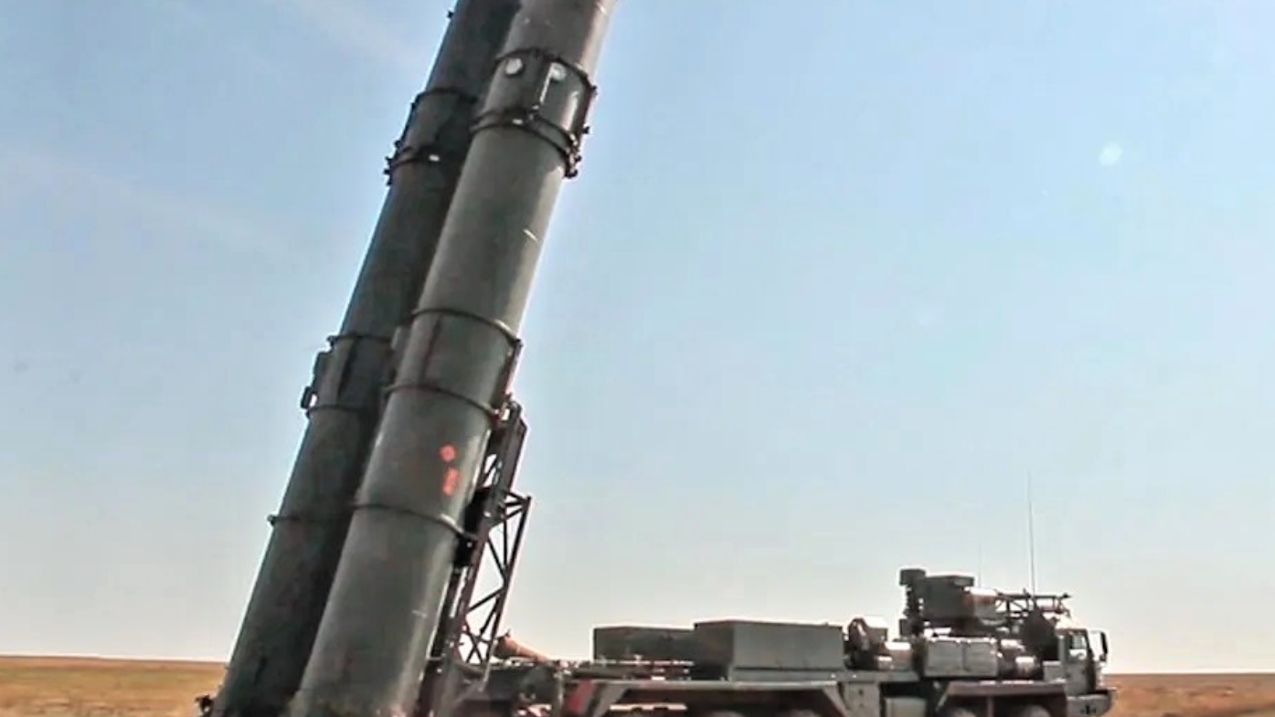 Sistem pertahanan udara jarak jauh S-500 Prometheus milik Rusia dalam posisi siap luncur. Kementerian Pertahanan Rusia mengumumkan resimen pertama sistem ini telah memasuki tugas tempur, Kamis (18/12/2025). (Dok. Ist)