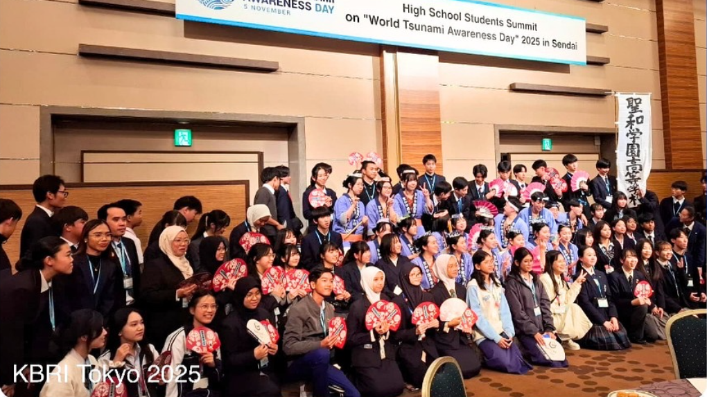 Delegasi siswa Indonesia bersama peserta internasional berfoto bersama dalam High School Student Youth Summit on World Tsunami Awareness Day 2025 di Sendai, Jepang. (Dok. KBRI Tokyo)