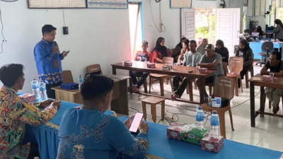 Pemimpin Bank Kalbar Cabang Bengkayang, Dede Hari Purnama (berdiri), saat memaparkan produk digital dan program kredit kepada pelaku UMKM dan warga di Balai Rakyat Desa Pulau Lemukutan, Sabtu (6/12/2025). (Dok. HO/Faktakalbar.id)
