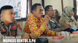 Plh Camat Air Upas Markus Bentol memberikan sambutan dalam sosialisasi Desa Bersinar (Bersih Narkoba) di Aula Kantor Camat Air Upas, Ketapang. (Dok. HO/Faktakalbar.id)