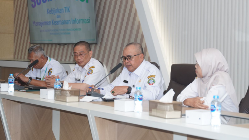 Plt Kepala Diskominfo Pontianak Yusnaldi memberikan arahan terkait kebijakan TIK dan keamanan informasi kepada para Pranata Komputer Pemkot Pontianak. (Dok. HO/Faktakalbar.id)