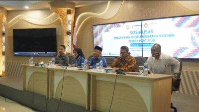 Regional Secretary of Pontianak City, Amirullah (center), opening the Socialization on Licensing Administration Supervision at the Sultan Syarif Abdurrahman Hall, Mayor's Office, Wednesday (17/12/2025). (Dok. HO/Faktakalbar.id)