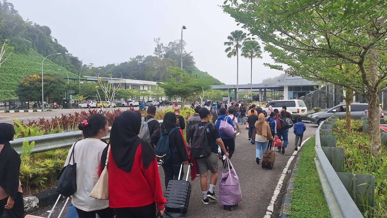 Sejumlah warga dengan barang bawaan tampak memadati jalur keberangkatan di PLBN Entikong untuk berlibur ke Malaysia menjelang pergantian tahun.