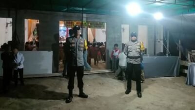 Suasana di sekitar Gereja Pos Pembinaan Umat (PPU) Shalom, Kecamatan Kayan Hilir, saat berlangsungnya ibadah Natal yang berjalan aman dan kondusif, Sabtu (20/12/2025).