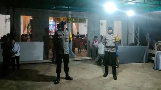 Suasana di sekitar Gereja Pos Pembinaan Umat (PPU) Shalom, Kecamatan Kayan Hilir, saat berlangsungnya ibadah Natal yang berjalan aman dan kondusif, Sabtu (20/12/2025).