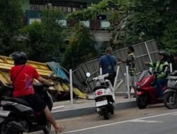 Truk Tabrak Halte Depan SDN 06 di Jalan Adi Sucipto Kubu Raya