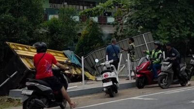 Kondisi halte di depan SDN 06 Jalan Adi Sucipto, Sungai Raya, Kubu Raya, yang mengalami kerusakan usai ditabrak oleh sebuah truk pada Minggu (21/12/2025).