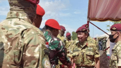 Sultan Brunei Hassanal Bolkiah berjabat tangan dengan Danjen Kopassus Letjen TNI Djon Afriandi saat latihan bersama Petir Sakti 2025. (Dok. HO/Faktakalbar.id)