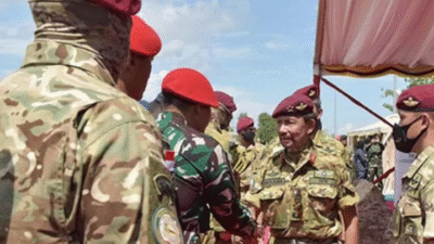 Sultan Brunei Hassanal Bolkiah berjabat tangan dengan Danjen Kopassus Letjen TNI Djon Afriandi saat latihan bersama Petir Sakti 2025. (Dok. HO/Faktakalbar.id)