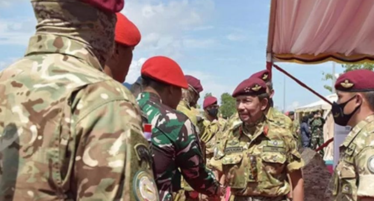 Sultan Brunei Hassanal Bolkiah berjabat tangan dengan Danjen Kopassus Letjen TNI Djon Afriandi saat latihan bersama Petir Sakti 2025. (Dok. HO/Faktakalbar.id)