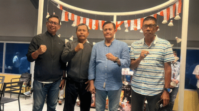 Sultan Syarif Melvin Alqadri menandatangani dokumen dukungan dalam rangkaian konsolidasi pemilihan Ketua KONI Kalbar 2025. (Dok. HO/Faktakalbar.id)