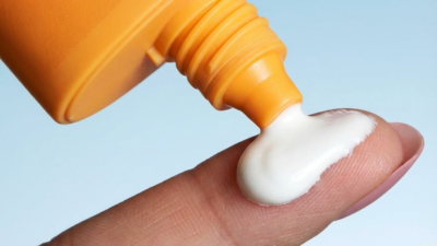 Ilustrasi - Penggunaan sunscreen rutin setiap hari adalah kunci mencegah garis senyum dan kerutan semakin dalam.