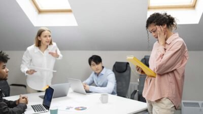 "Merasa tertekan setiap masuk kantor? Hati-hati, itu bukan sekadar lelah biasa. Kenali 5 tanda lingkungan kerja toxic yang berbahaya bagi mentalmu di sini."