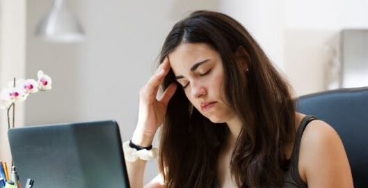 "Sering merasa lelah dan pusing? Waspada anemia. Kenali 6 tanda tubuh kekurangan zat besi, mulai dari kulit pucat hingga rambut rontok, di sini."