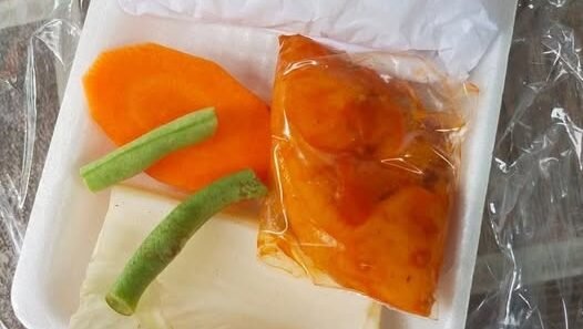 Tangkapan layar unggahan media sosial milik salah satu orang tua murid di Kubu Raya yang mengeluhkan menu makanan dalam program Makan Bergizi Gratis (MBG). (Dok. Ist)