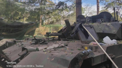 Tank VT-4 Thailand buatan China tampak rusak berat dengan laras meriam utama hilang dan bodi kendaraan gosong tertutup debu dan ranting. (Dok. Ist)