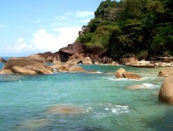 Pesona Pantai Temajuk dan Istana Alwatzikhoebillah di Sambas