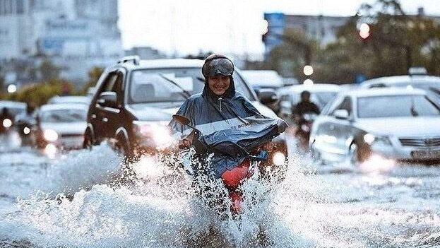 Pengendara bermotor menerebos banjir (Dok. Ist)