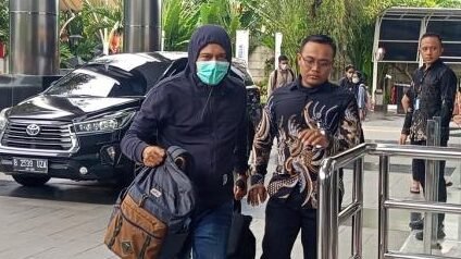 Seorang tersangka OTT KPK di Hulu Sungai Utara tiba di gedung merah putih jakarta