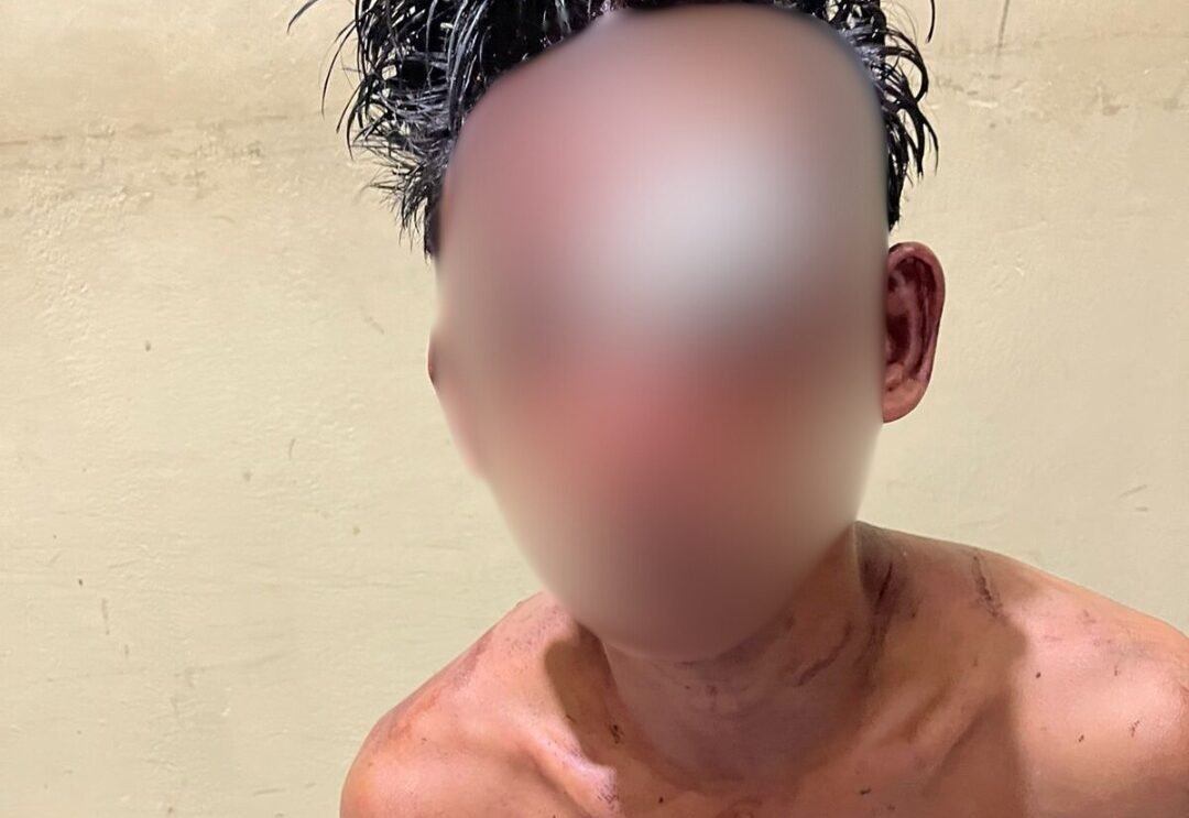 Tersangka berinisial YD (22) saat diamankan usai melakukan aksi percobaan pencurian disertai penganiayaan berat terhadap satu keluarga di Desa Sungai Rengas, Rabu (24/12/2025).