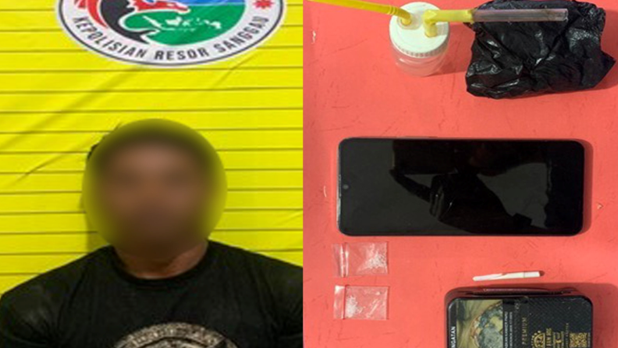 Tersangka berinisial DW (21) beserta barang bukti sabu yang diamankan Satresnarkoba Polres Sanggau dari lokasi penggerebekan di gedung bekas SD Kecamatan Toba, Kamis (11/12/2025).