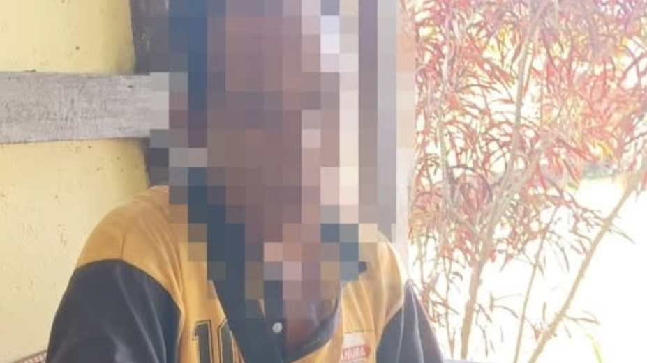 Tersangka PJ diamankan di Polsek Tumbang Titi beserta barang bukti sebilah parang yang digunakan untuk membacok istrinya. (Dok. HO/Faktakalbar.id)