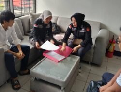 Kejati Kalbar Serahkan Tersangka RS dan Barang Bukti Kasus Dugaan Korupsi Pengadaan Tanah BPD Kalbar