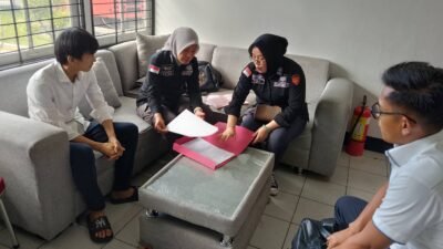 Kejati Kalbar menyerahkan tersangka RS dan barang bukti kasus dugaan korupsi pengadaan tanah Bank Kalbar senilai Rp 39,8 miliar ke Penuntut Umum. Tersangka kini resmi ditahan.