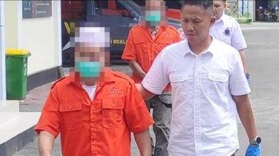 Dua tersangka kasus pertambangan emas tanpa izin (PETI) berinisial AD dan TT saat digiring menuju konferensi pers di Mapolres Boalemo, Rabu (24/12).