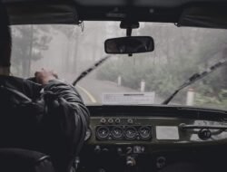 Tips Berkendara Aman Saat Hujan di Libur Nataru 2025: Waspada Aquaplaning dan Jaga Jarak Aman