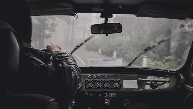 Tips Berkendara Aman Saat Hujan Selama Libur Nataru 2025