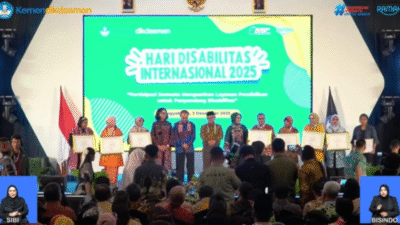 Perwakilan sekolah dari Pontianak menerima penghargaan Satuan Pendidikan Ramah Disabilitas tingkat nasional di Yogyakarta. (Dok. HO/Faktakalbar.id)