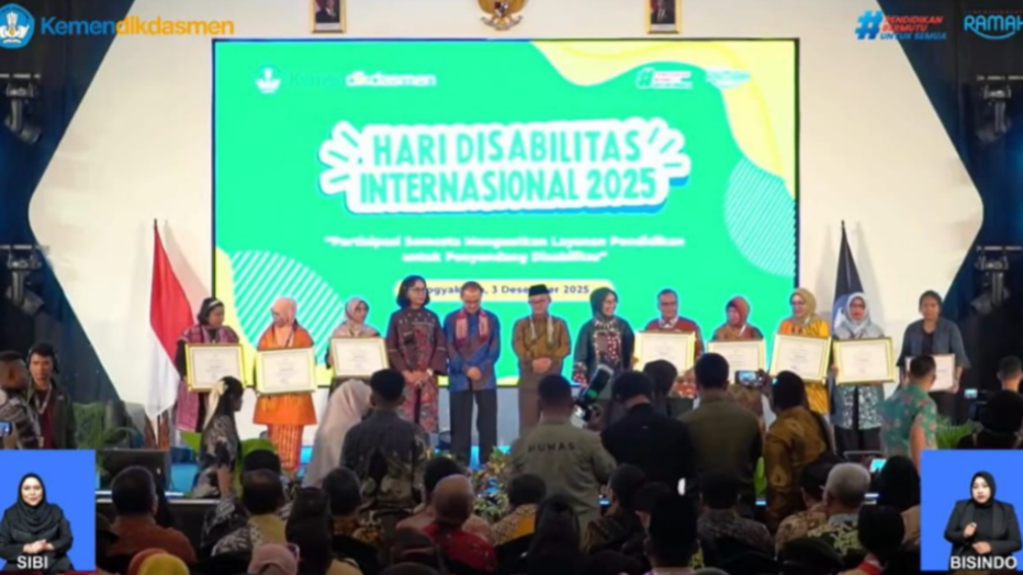 Perwakilan sekolah dari Pontianak menerima penghargaan Satuan Pendidikan Ramah Disabilitas tingkat nasional di Yogyakarta. (Dok. HO/Faktakalbar.id)