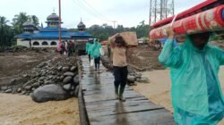 Pendistribusian logistik melalui jembatan darurat yang menghubungkan Jorong kayu Pasak Tengah dan daerah Sikabau Jorong Kayu Pasak Selatan, Nagari Salareh Aia, Kecamatan Palembayan, Kabupaten Agam (10/12/2025). Foto: HO/Faktakalbar.id
