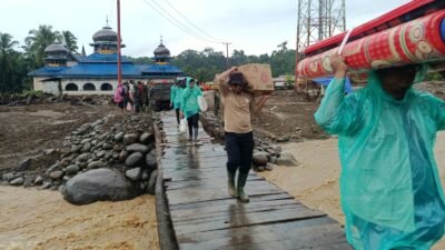Pendistribusian logistik melalui jembatan darurat yang menghubungkan Jorong kayu Pasak Tengah dan daerah Sikabau Jorong Kayu Pasak Selatan, Nagari Salareh Aia, Kecamatan Palembayan, Kabupaten Agam (10/12/2025). Foto: HO/Faktakalbar.id