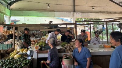 Tim gabungan dari Kecamatan, Polsek, dan Koramil Kembayan saat melakukan pengecekan harga dan ketersediaan bahan pokok di salah satu toko sembako dalam kegiatan monitoring pasar, Rabu (10/12/2025).