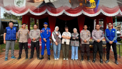 Tim kesehatan Dinkes PP dan KB Kapuas Hulu berfoto bersama jajaran personel Polres Kapuas Hulu di sela-sela kegiatan pemeriksaan kesehatan di Pos Pengamanan Natal Putussibau, Sabtu (27/12/2025). (Dok. HO/Faktakalbar.id)